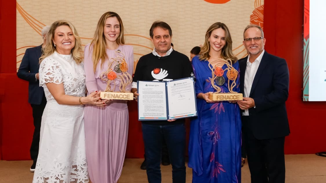 grupo de pessoas posa para a foto